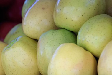 yığılmış elma taze ve pazarda satmak için hazır