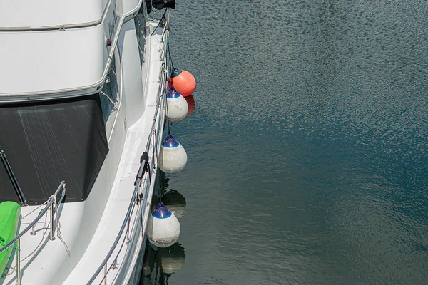 Bouys pendurar a partir da borda do barco no porto durante o verão — Fotografia de Stock