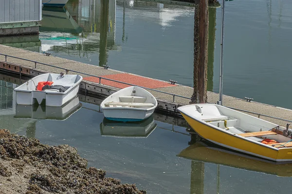 Pequenos barcos de aluguel ancorados ao longo da passarela de madeira na água — Fotografia de Stock