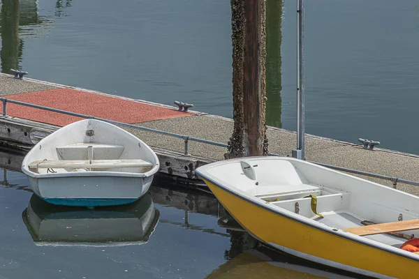 Pequenos barcos de aluguel ancorados ao longo da passarela de madeira na água — Fotografia de Stock