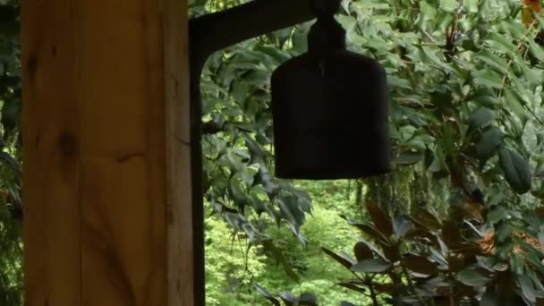 Азиатский колокол, свисающий с пагоды — стоковое видео