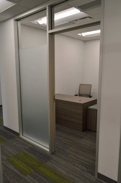 A neat and clean office space with a modern glass doorframe — Stock Photo, Image
