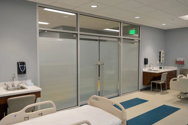 Großes, sauberes weißes Krankenhauszimmer mit Betten an den Wänden — Stockfoto