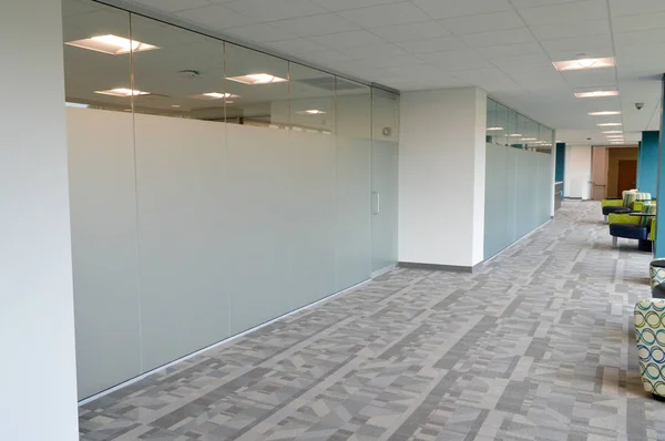 endüstriyel kapı ve pencereler ile temiz beyaz ofis koridoru