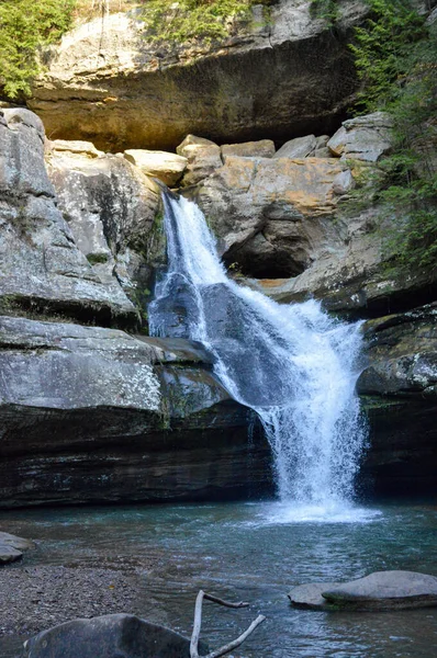 Kleine waterval stroomt van een rotswand in het bos — Stockfoto