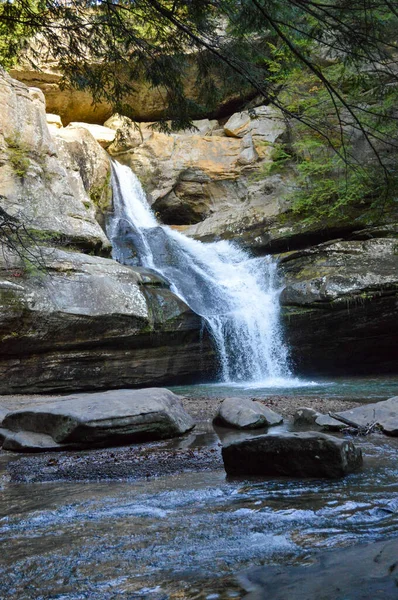 Kleine waterval stroomt van een rotswand in het bos — Stockfoto