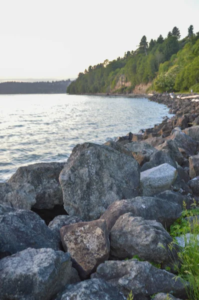 산더미처럼 쌓여 있는 커다란 바위들로 이루어진 해안선의해 면 — 스톡 사진