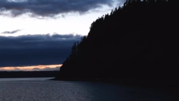 Steiler bewaldeter Hügel, der aus dem Puget-Sound emporsteigt — Stockvideo