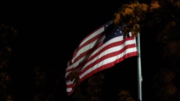 Bandeira americana acenando alto em cima de um poste de bandeira — Vídeo de Stock