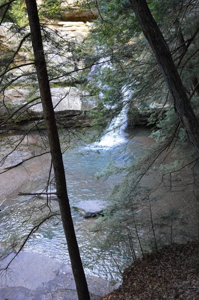 Pequeña cascada que fluye por una roca en el bosque — Foto de Stock