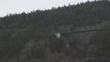 Köprü kıyı şeridinin üzerinde geniş bir boşluğa yayılıyor.