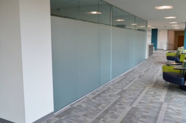 duvarlarda endüstriyel kapı ve pencereler ile temiz beyaz ofis koridoru