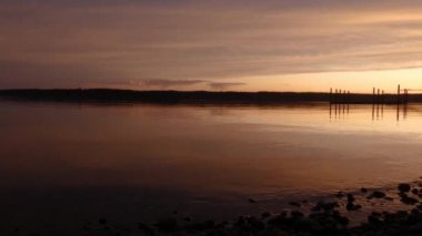 Sarı turuncu ve pembe güneş batan puget sesi.