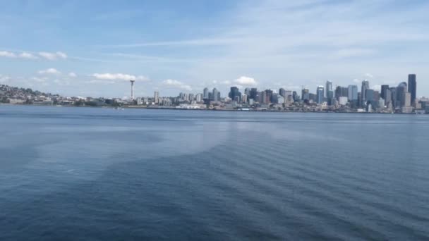 Seattle skyline in distance over wake — Stock Video
