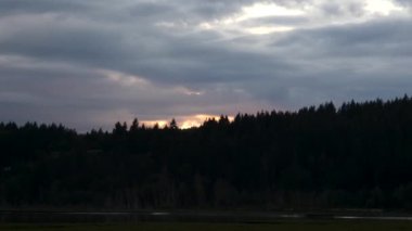 Şiddetli fırtına bulutlarının arasından görünen günbatımı