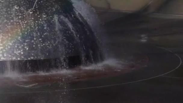 Ασημί σιντριβάνι ρίχνει νερό γύρω το καλοκαίρι — Αρχείο Βίντεο