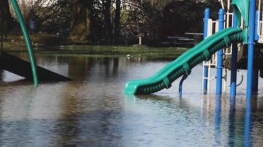 Şiddetli yağmurdan sonra bir şehir parkı sular altında