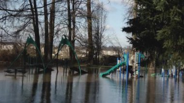 Şiddetli yağmurdan sonra bir şehir parkı sular altında