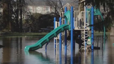 Şiddetli yağmurdan sonra bir şehir parkı sular altında