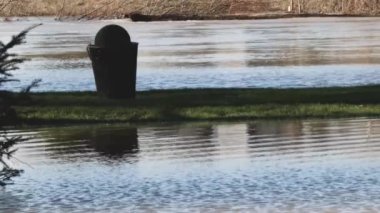 Şiddetli yağmurdan sonra bir şehir parkı sular altında
