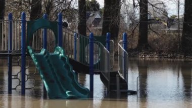 Şiddetli yağmurdan sonra bir şehir parkı sular altında