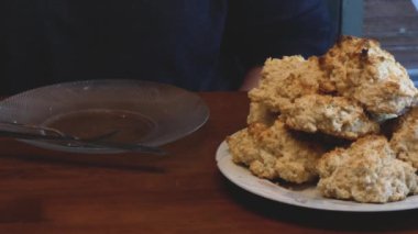 Hamur işi ahşap bir masada yemek için hazırlanıyor.