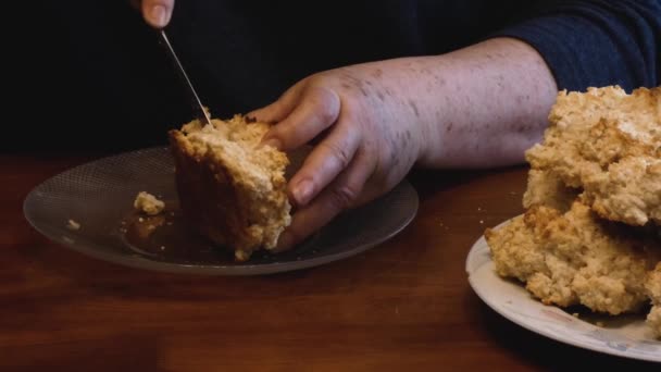 Pečivo připravované k jídlu na dřevěném stole — Stock video