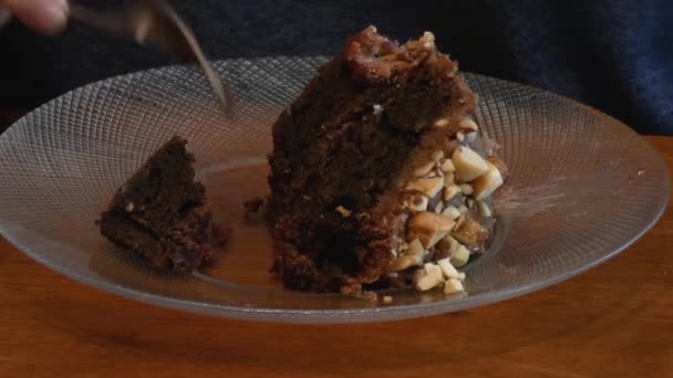 Kue sedang disiapkan untuk makan di atas meja kayu — Stok Video