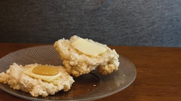 Pastelería que se prepara para comer en una mesa de madera — Vídeo de stock