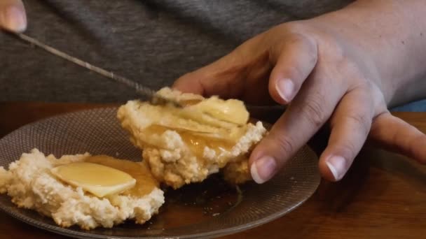 Kue sedang disiapkan untuk makan di atas meja kayu — Stok Video