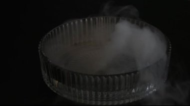 Su ve kuru buzlu çeşitli bardaklar ve yemekler.