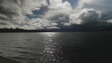 Küçük dalgalar bulutlu bir günde kayalık bir sahilde dalgalanır.