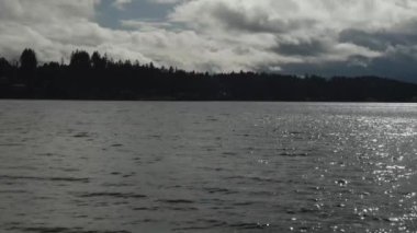 Küçük dalgalar bulutlu bir günde kayalık bir sahilde dalgalanır.