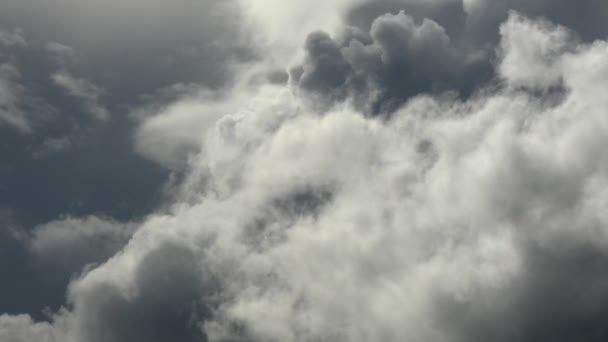 Lassan mozgó ezüst felhők az időjárás fronton — Stock videók