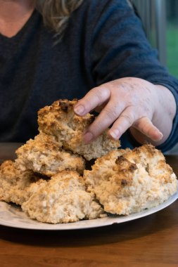 Yaşlı kadın yemek hazırlıyor ve eğleniyor.