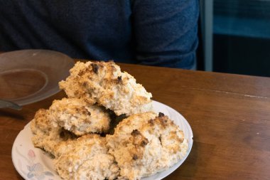 Yaşlı kadın yemek hazırlıyor ve eğleniyor.