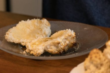 Yaşlı kadın yemek hazırlıyor ve eğleniyor.