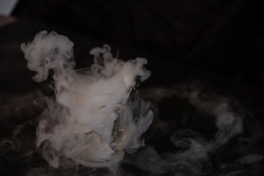 Su ve kuru buzlu çeşitli bardaklar ve yemekler.