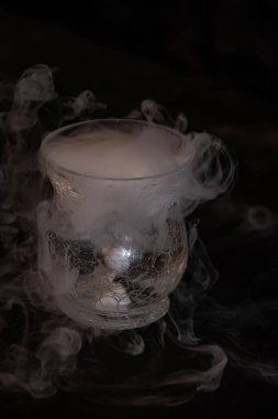 Su ve kuru buzlu çeşitli bardaklar ve yemekler.