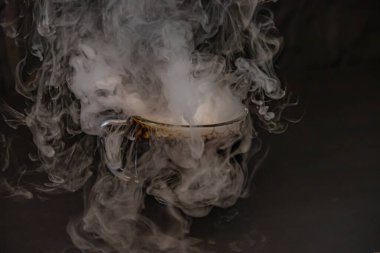 Su ve kuru buzlu çeşitli bardaklar ve yemekler.