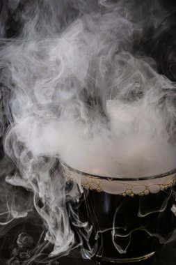 Su ve kuru buzlu çeşitli bardaklar ve yemekler.