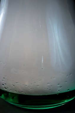 Su ve kuru buzlu çeşitli bardaklar ve yemekler.