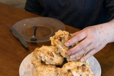 Yaşlı kadın yemek hazırlıyor ve eğleniyor.