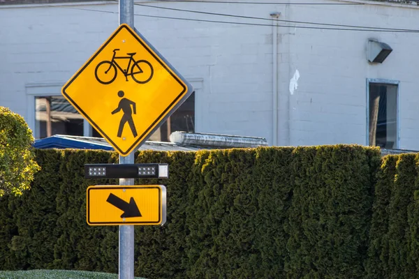 Biking lane sign on the side of the road — Stock Photo, Image