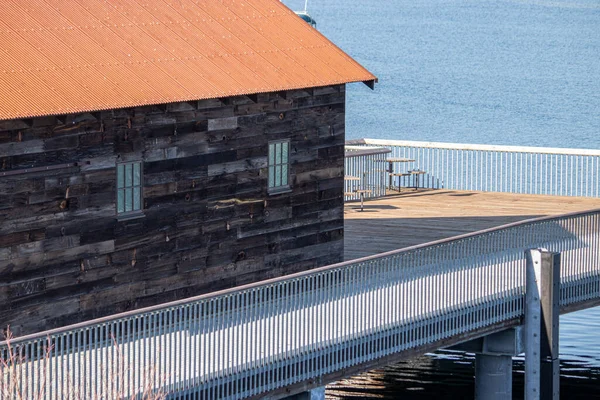 Gran cobertizo de madera con vistas al sonido púbico desde el muelle —  Fotos de Stock