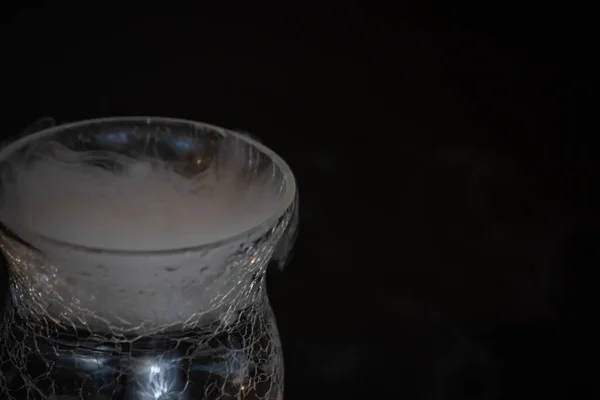 Различные стаканы и блюда с водой и сухим льдом — стоковое фото