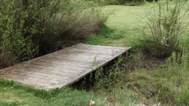 Park Deresi 'nin üzerindeki köprüden geliyor.