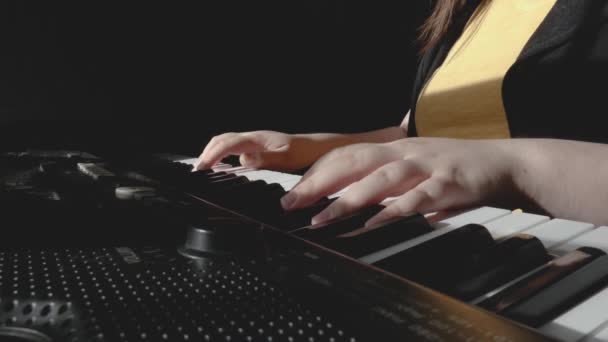 Femmes main jouer du piano dans ombre maison — Video