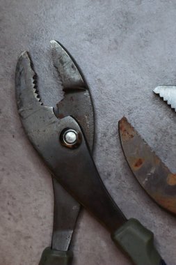 Çerçeve anahtarının yanındaki penseyi kapat.