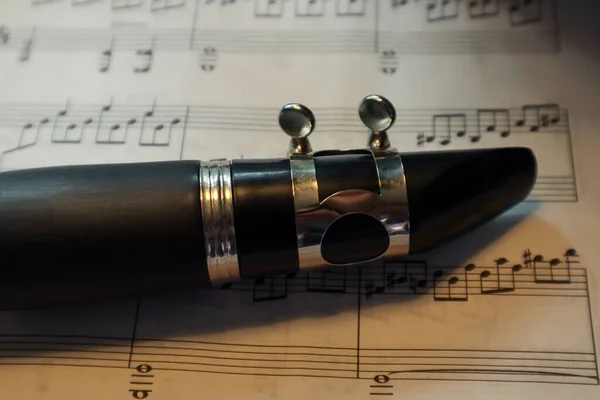 Bovenkant klarinet op bladmuziek — Stockfoto